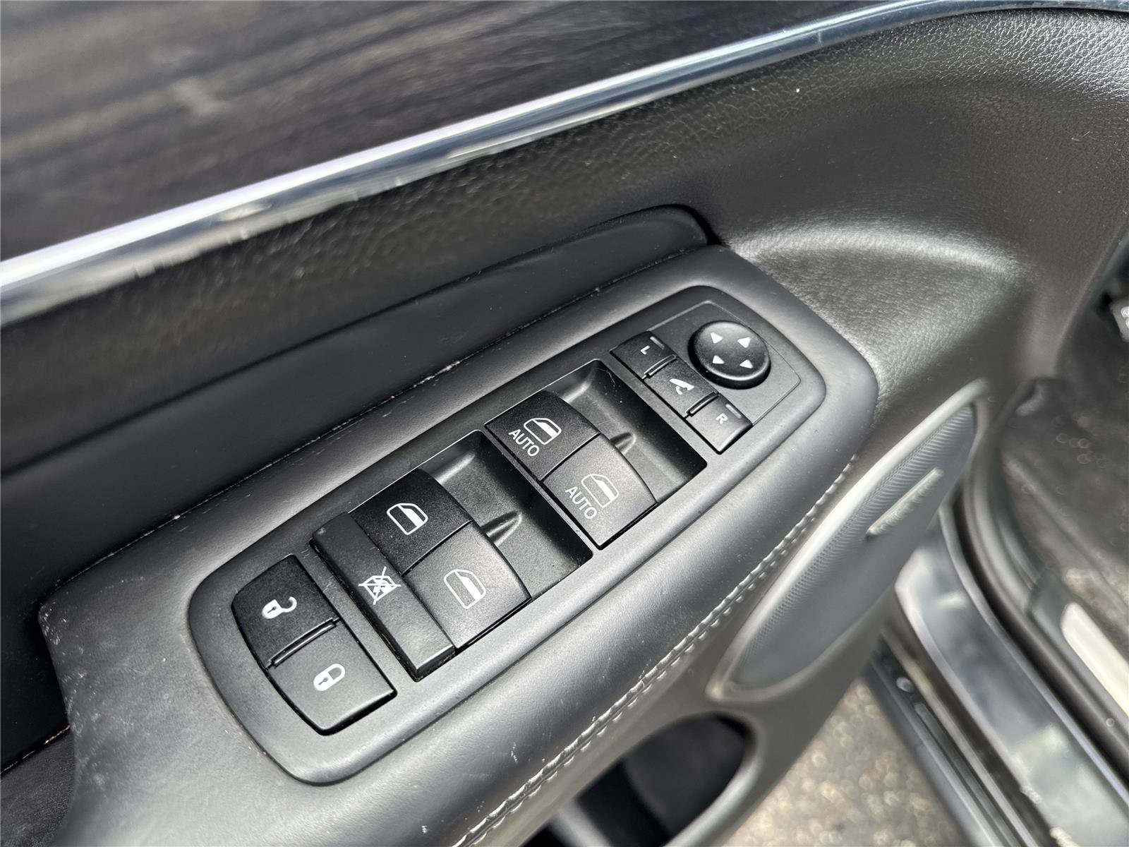 Used 2020 Jeep Grand Cherokee Overland AWD/4WD image 15