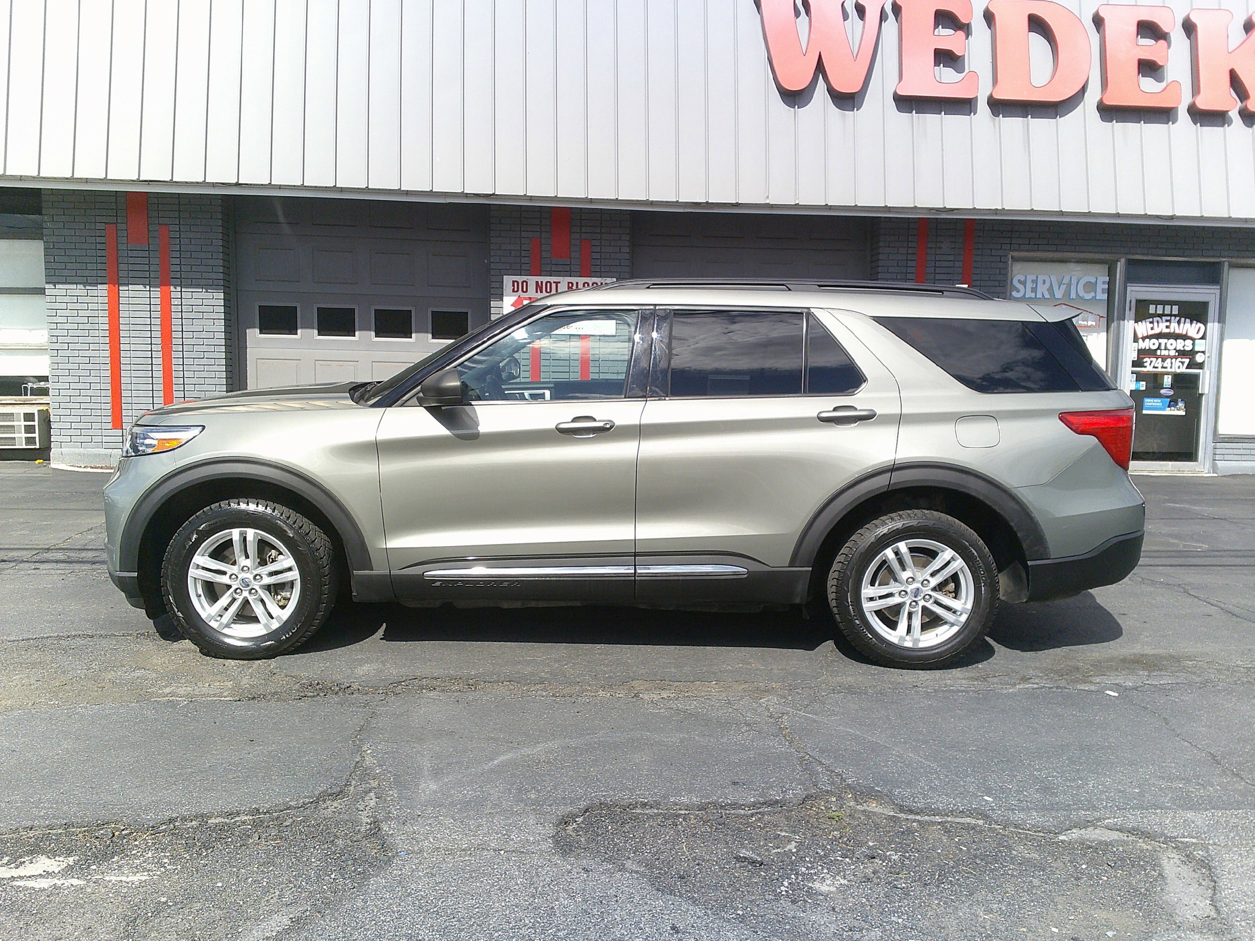Used 2020 Ford Explorer XLT w/ Comfort Package AWD/4WD image 2