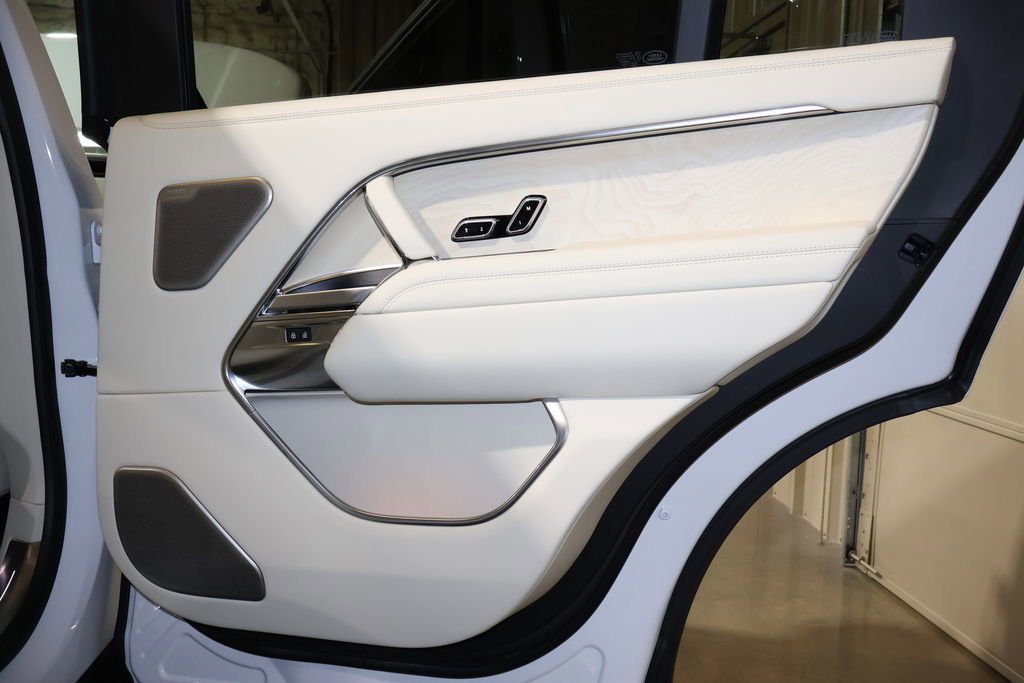 Used 2024 Land Rover Range Rover Long Wheelbase SE image 32