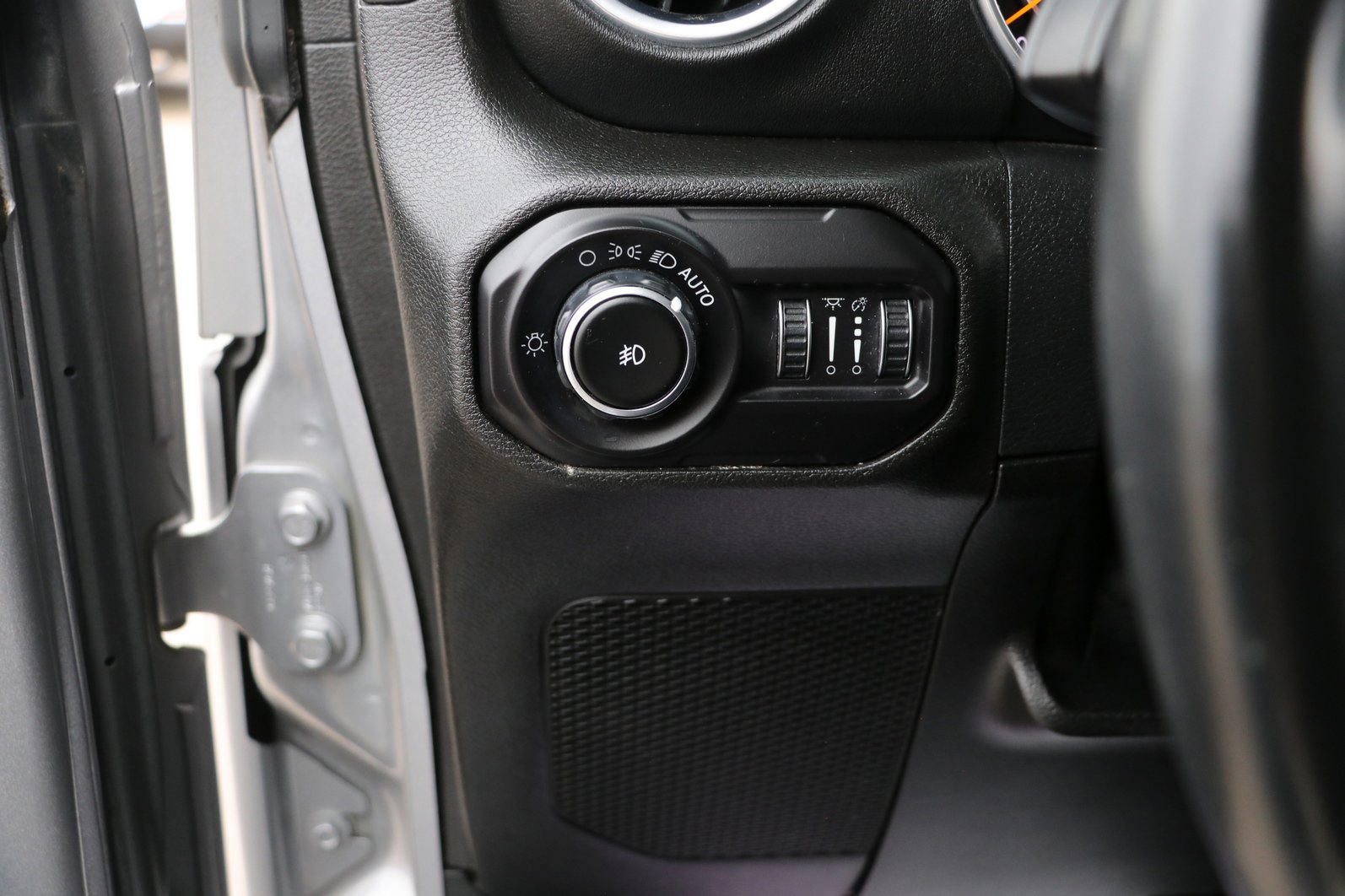 Used 2018 Jeep Wrangler Unlimited Sahara AWD/4WD image 11