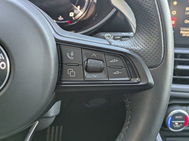 Used 2025 Alfa Romeo Giulia AWD w/ Veloce Package AWD image 32