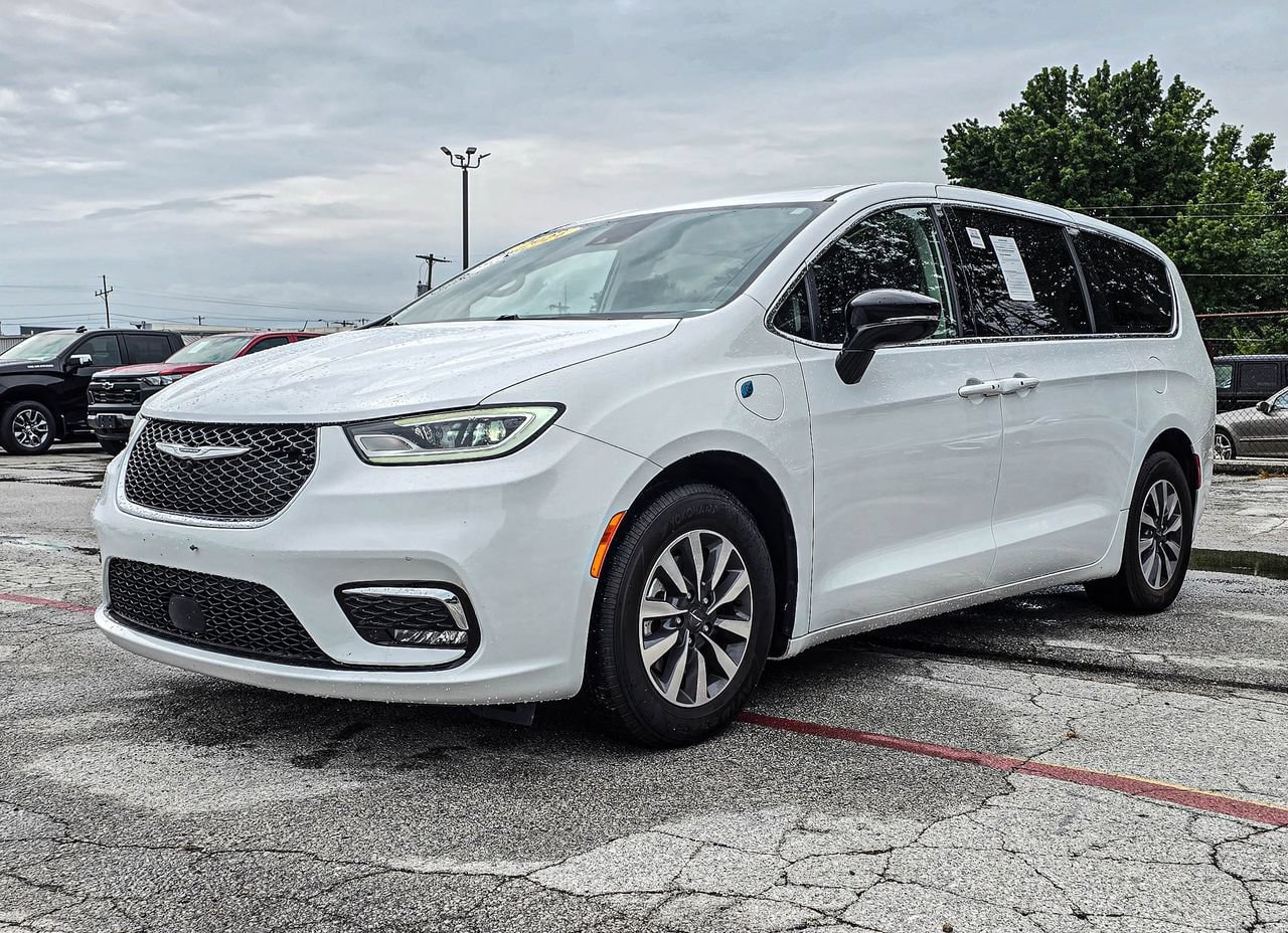 Used 2024 Chrysler Pacifica Limited FWD image 3