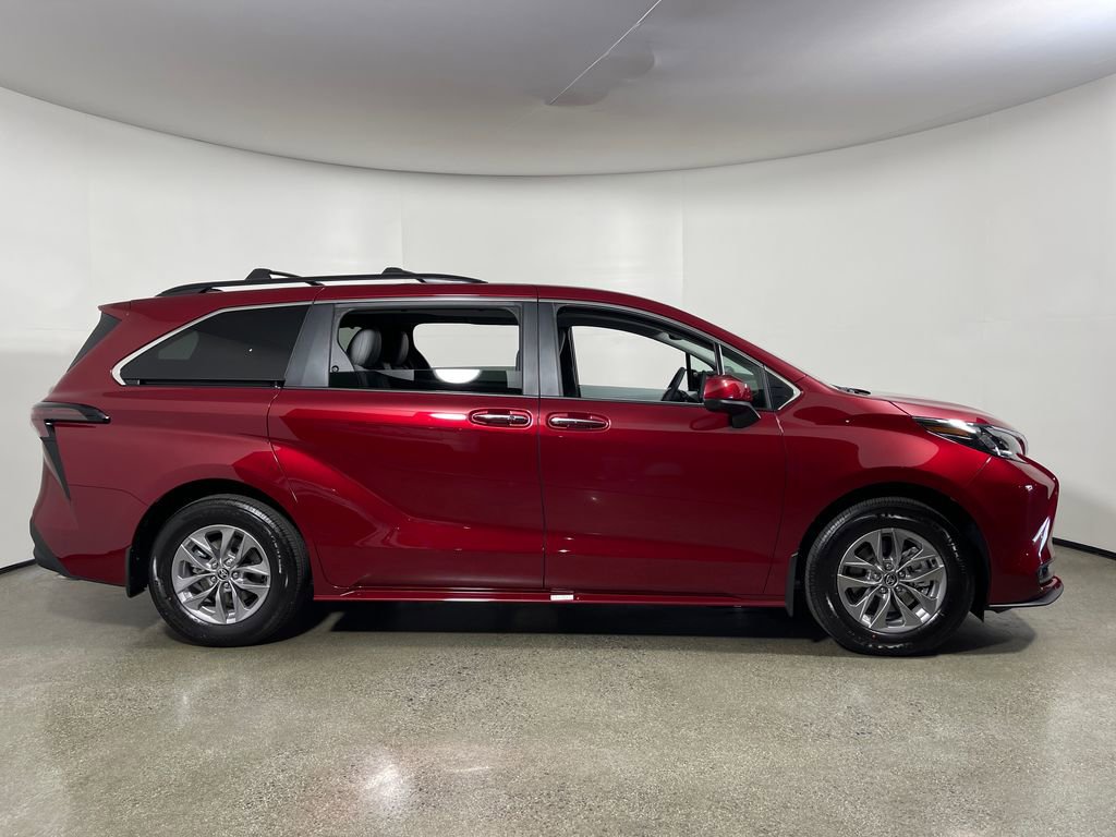 New 2026 Toyota Sienna XLE FWD image 2
