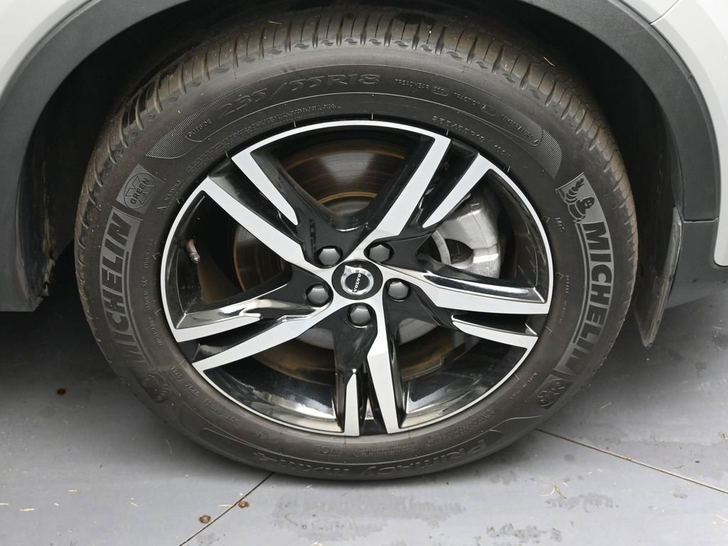 Certified 2025 Volvo XC40 B5 Core image 10