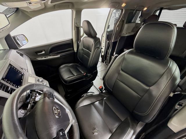 Used 2020 Toyota Sienna SE w/ SE Preferred Package FWD image 5