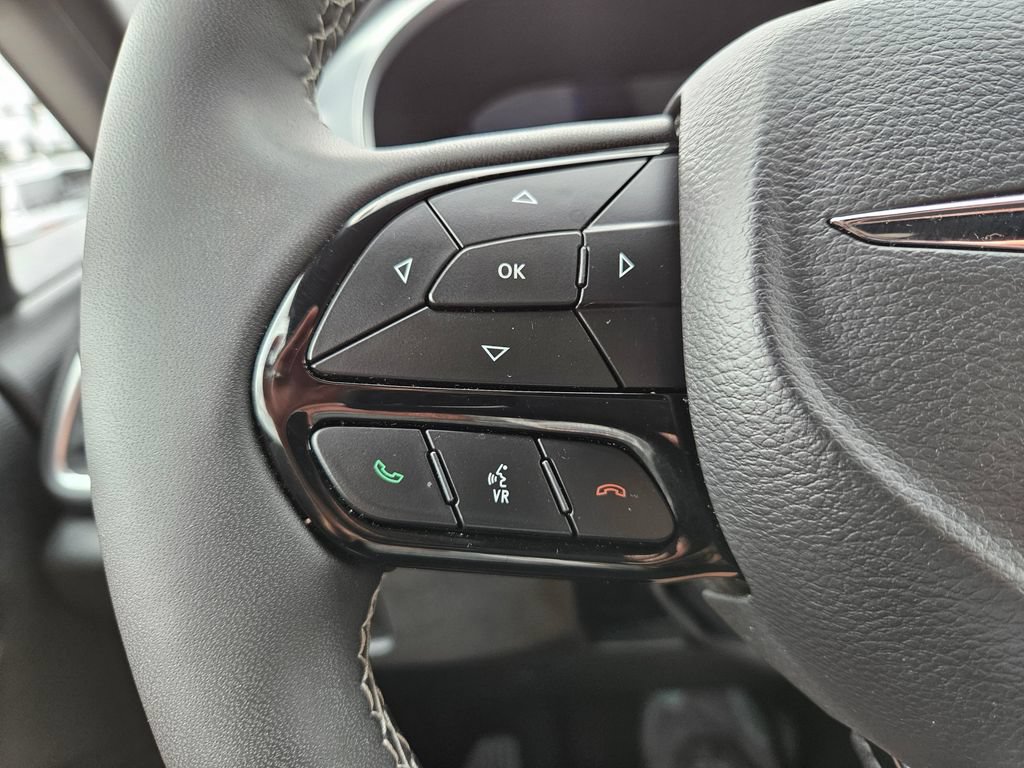 Used 2025 Chrysler Pacifica Limited FWD image 35