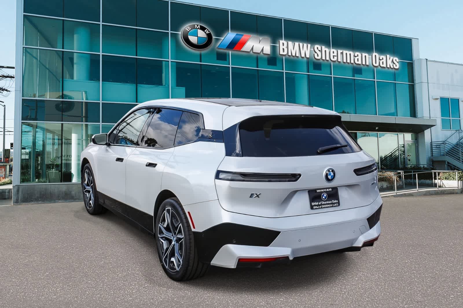 Certified 2024 BMW iX xDrive50 w/ Premium Package AWD/4WD image 6