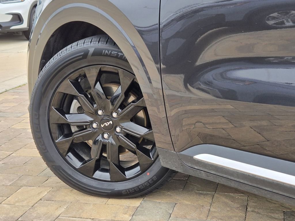 Used 2023 Kia Carnival SX image 32