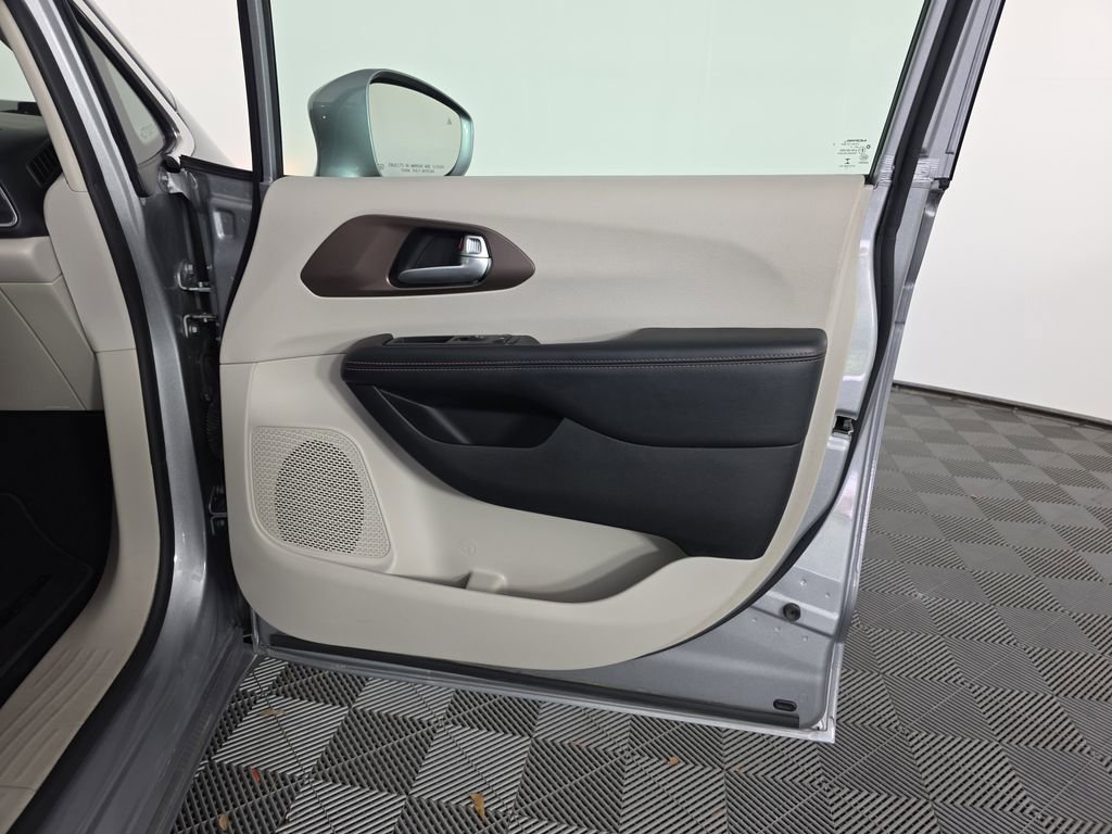 Used 2017 Chrysler Pacifica Touring-L Plus w/ Advanced Safetytec Group image 35