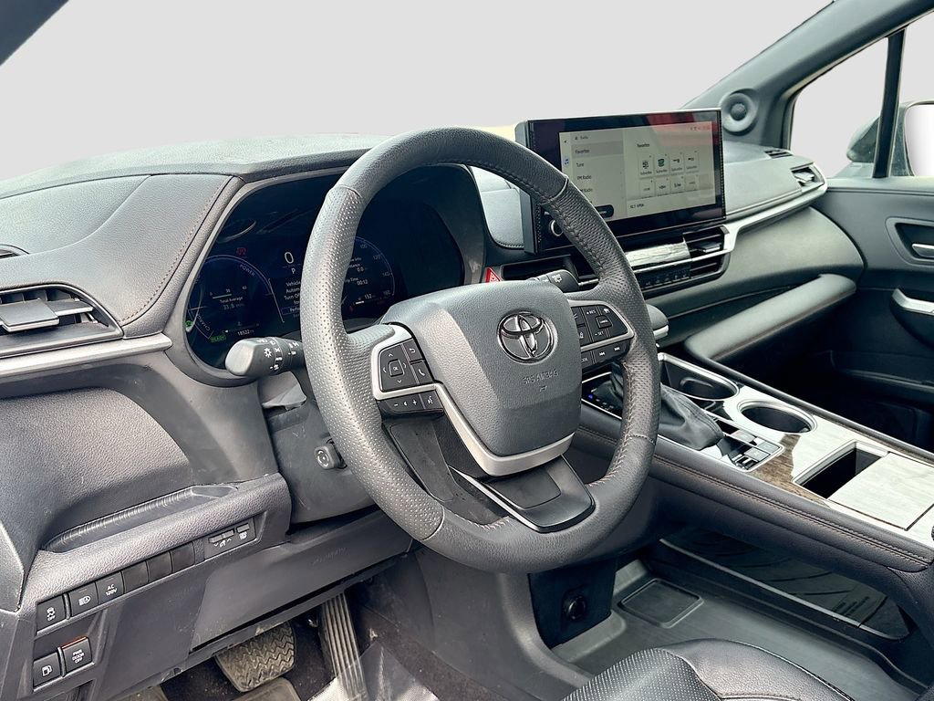 Used 2025 Toyota Sienna Limited image 9