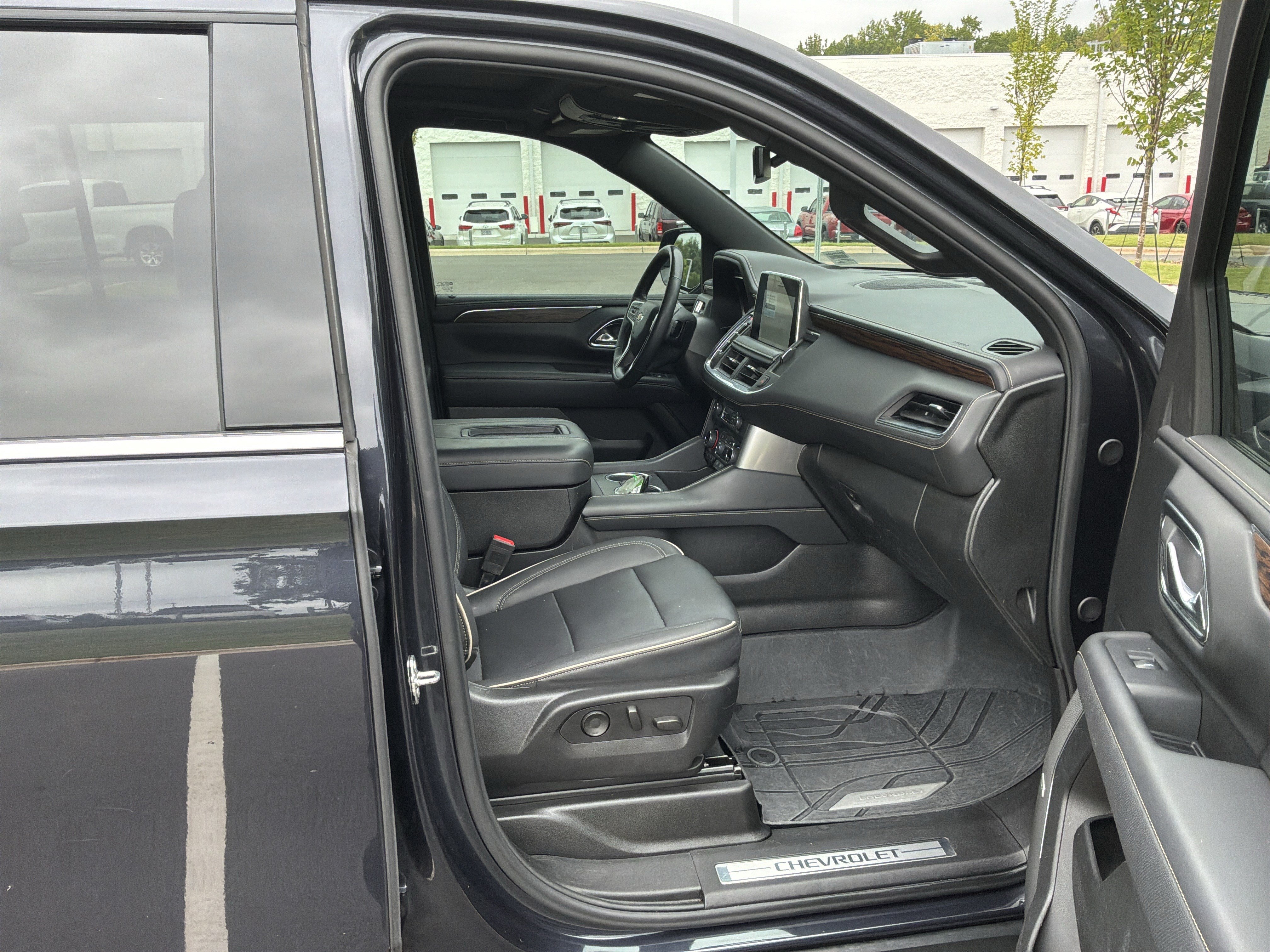 Used 2023 Chevrolet Tahoe Premier AWD/4WD image 34