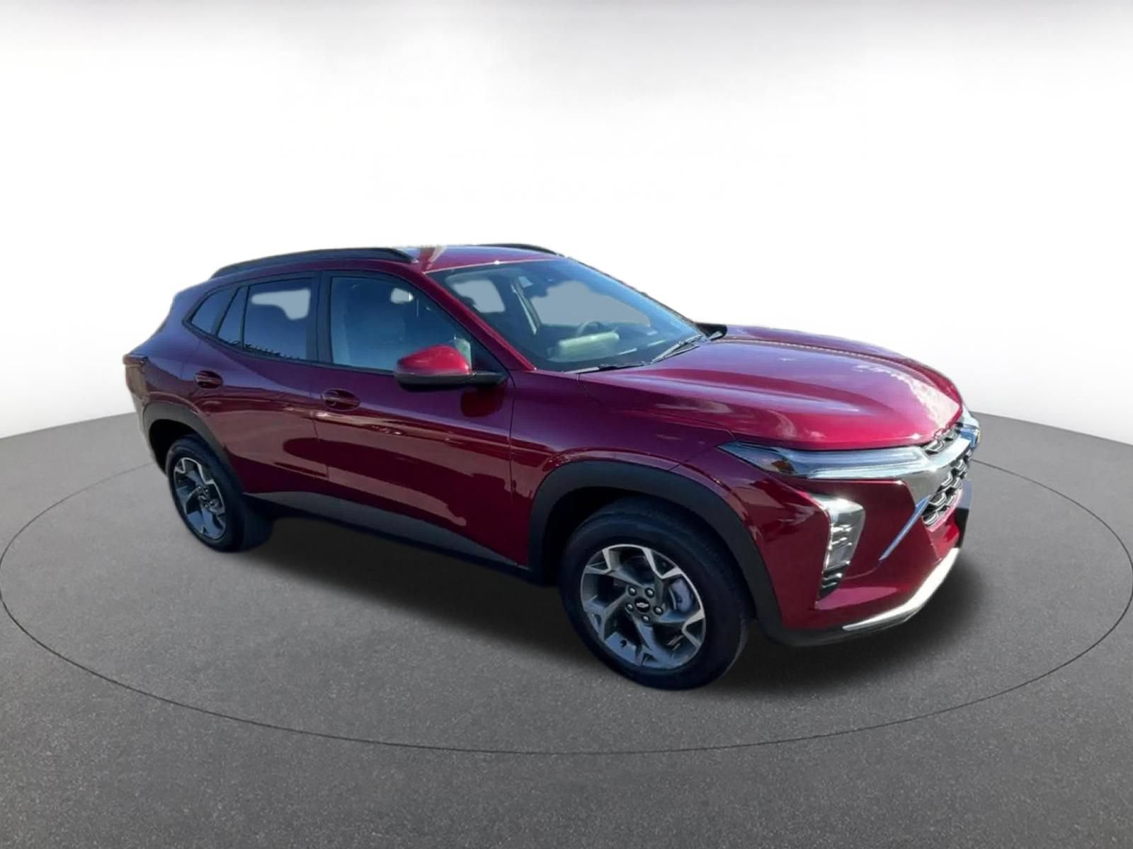 Used 2025 Chevrolet Trax LT FWD image 2