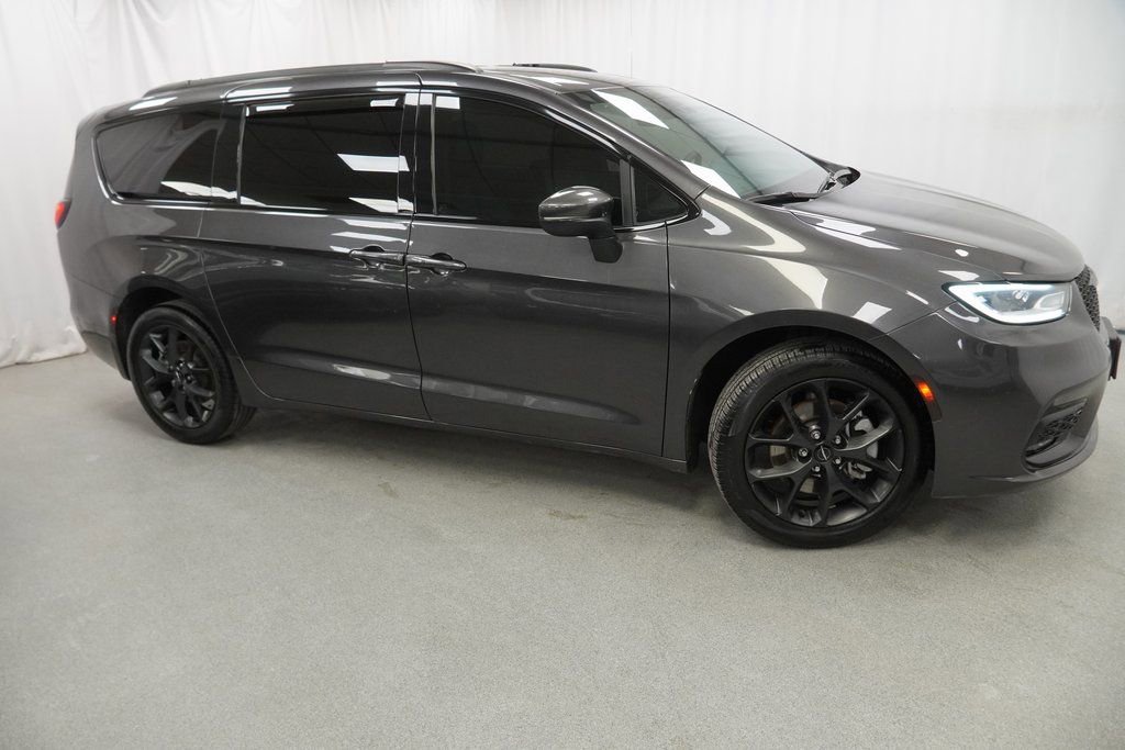 Used 2023 Chrysler Pacifica Touring-L w/ S Appearance Package image 9