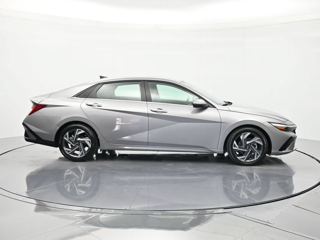 Used 2025 Hyundai Elantra Limited FWD image 4