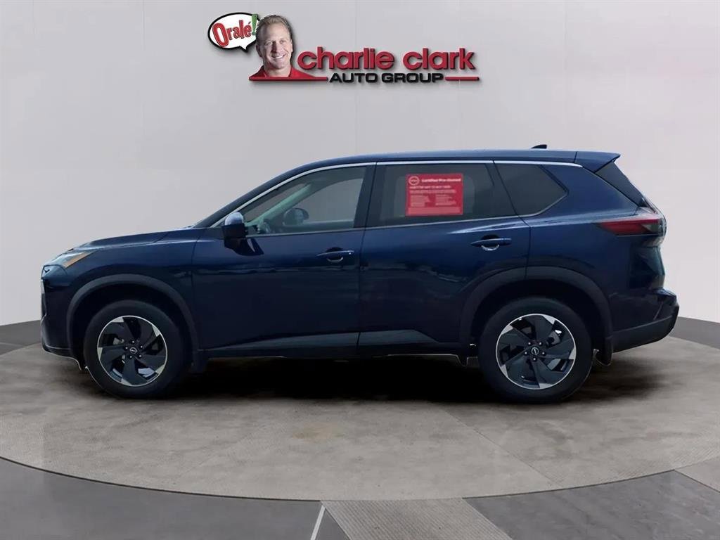 Used 2024 Nissan Rogue SV image 2