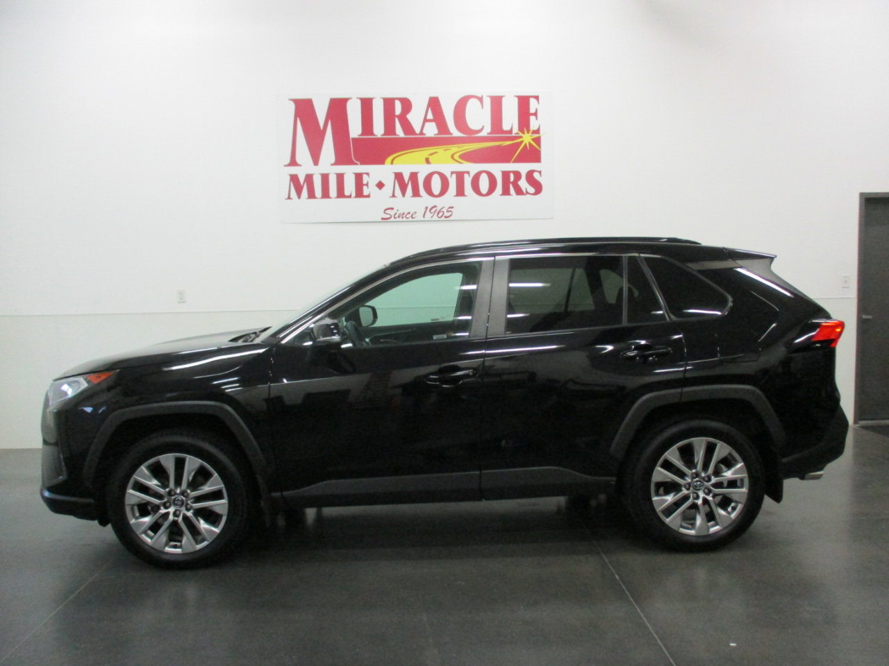 Used 2021 Toyota RAV4 XLE Premium image 2