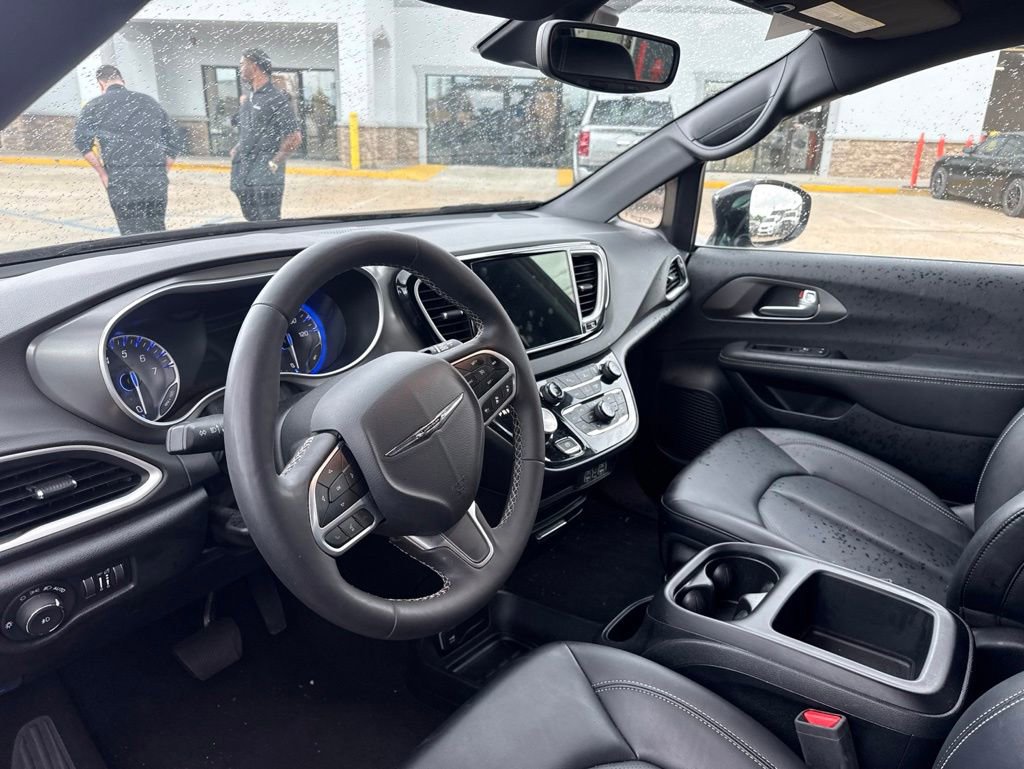 Used 2025 Chrysler Pacifica Select FWD image 9