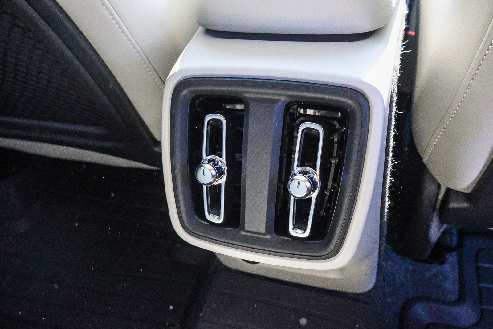 New 2026 Volvo XC40 B5 Plus w/ Protection Package Premier image 23