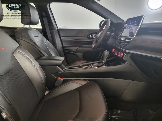 Used 2025 Jeep Compass Trailhawk AWD/4WD image 17