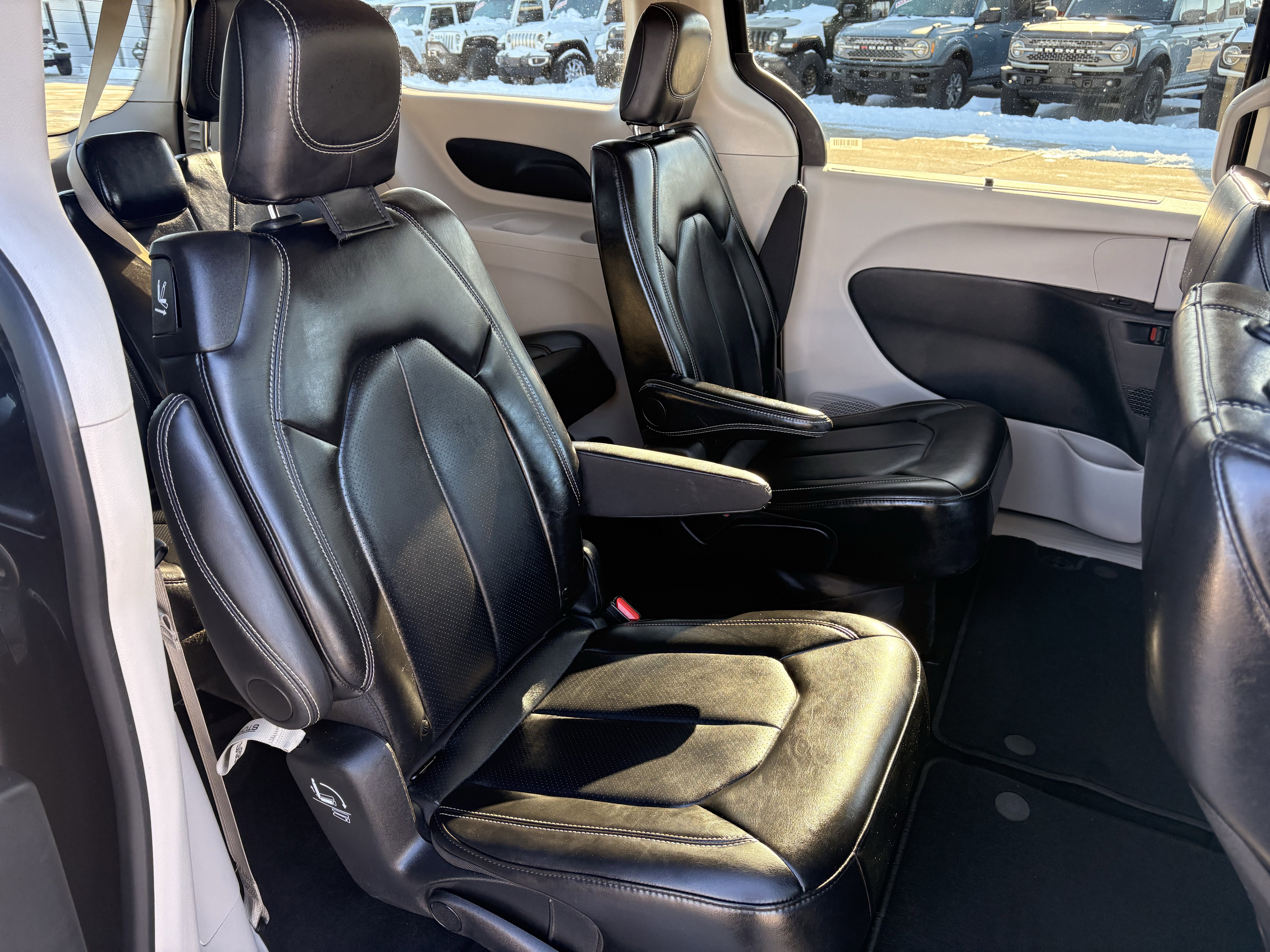 Used 2024 Chrysler Pacifica Touring-L image 8