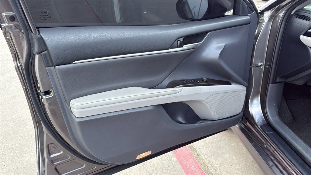 Used 2023 Toyota Camry XLE image 9