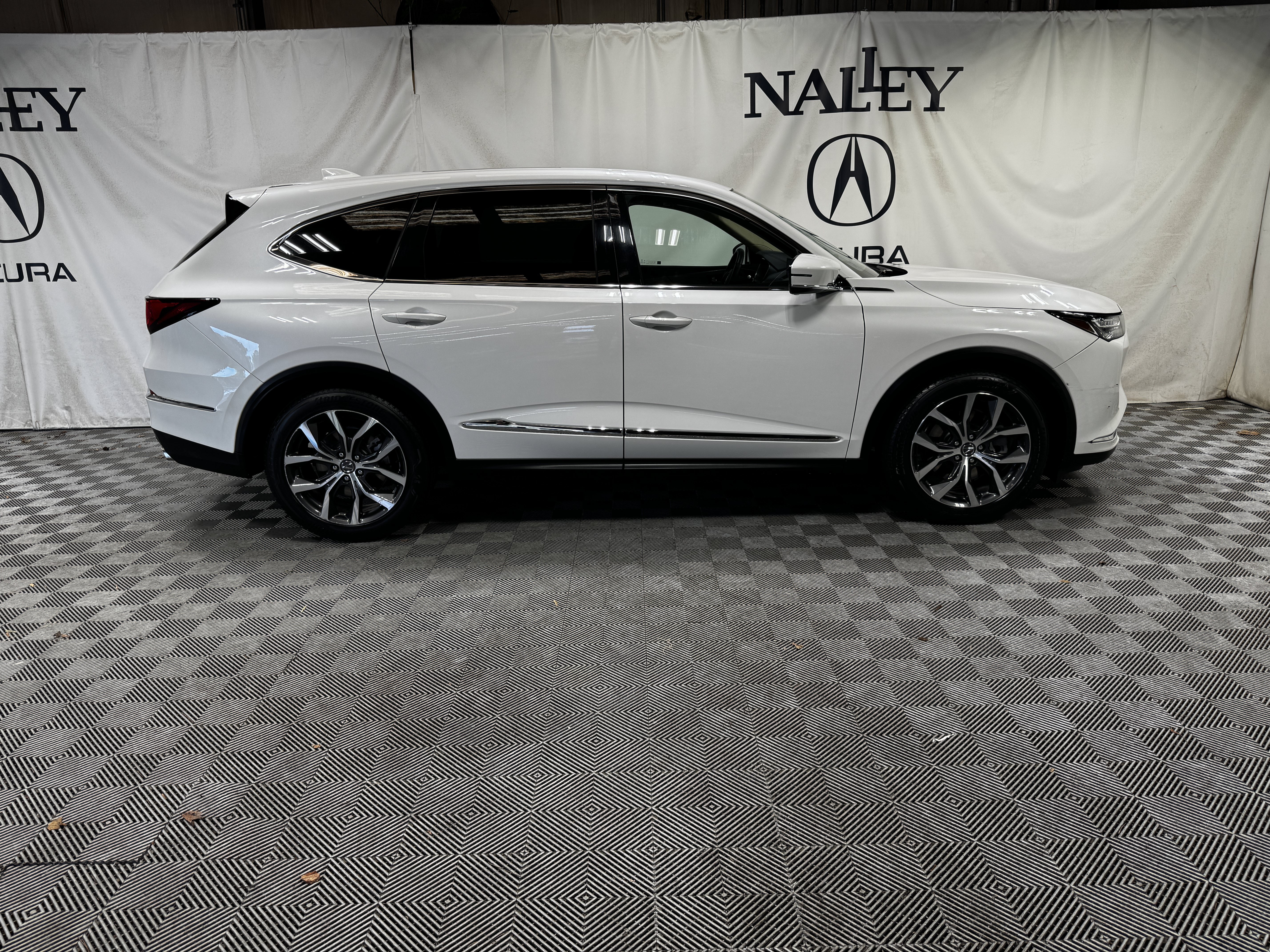 Used 2022 Acura MDX w/ Technology Package FWD image 2