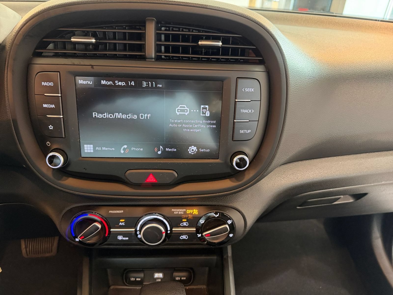 Used 2025 Kia Soul LX w/ LX Technology Package FWD image 16