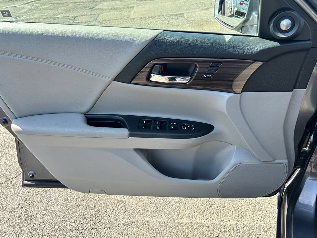 Used 2017 Honda Accord EX-L image 19