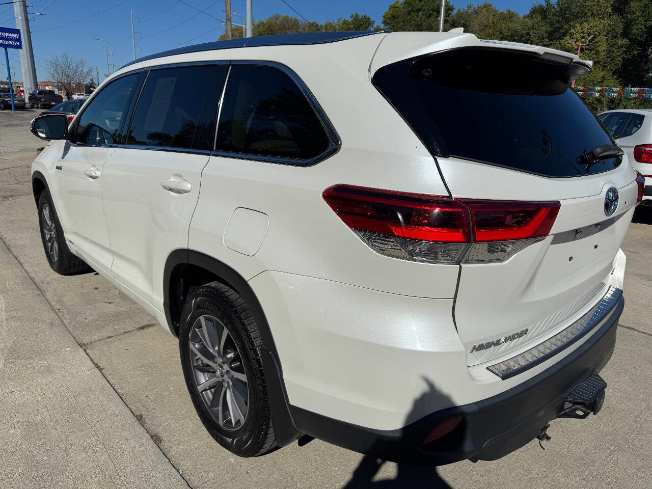 Used 2017 Toyota Highlander XLE image 5