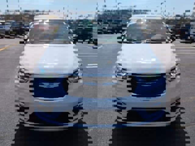 Used 2024 Chrysler Pacifica Touring-L image 2