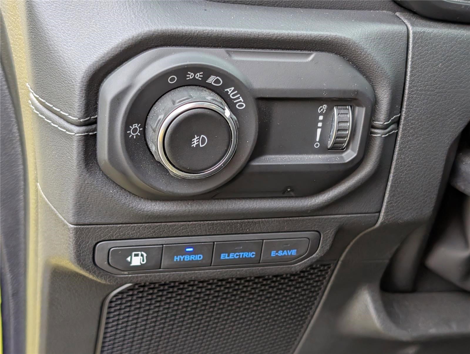 Used 2024 Jeep Wrangler Sahara image 21