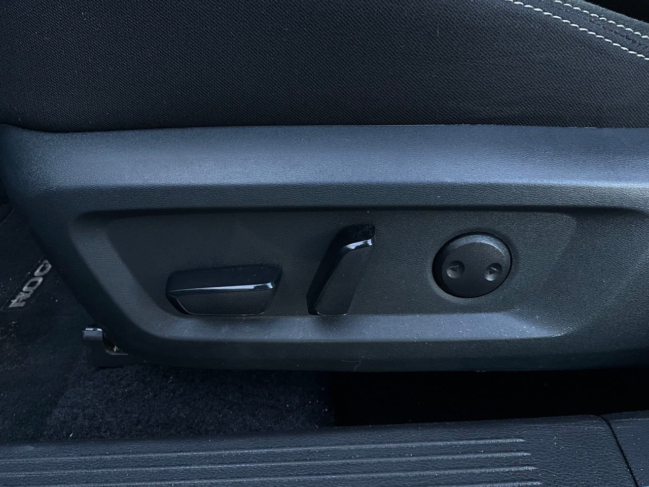 Used 2025 Nissan Rogue SV image 11