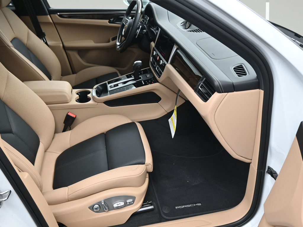 Certified 2026 Porsche Macan AWD/4WD image 11