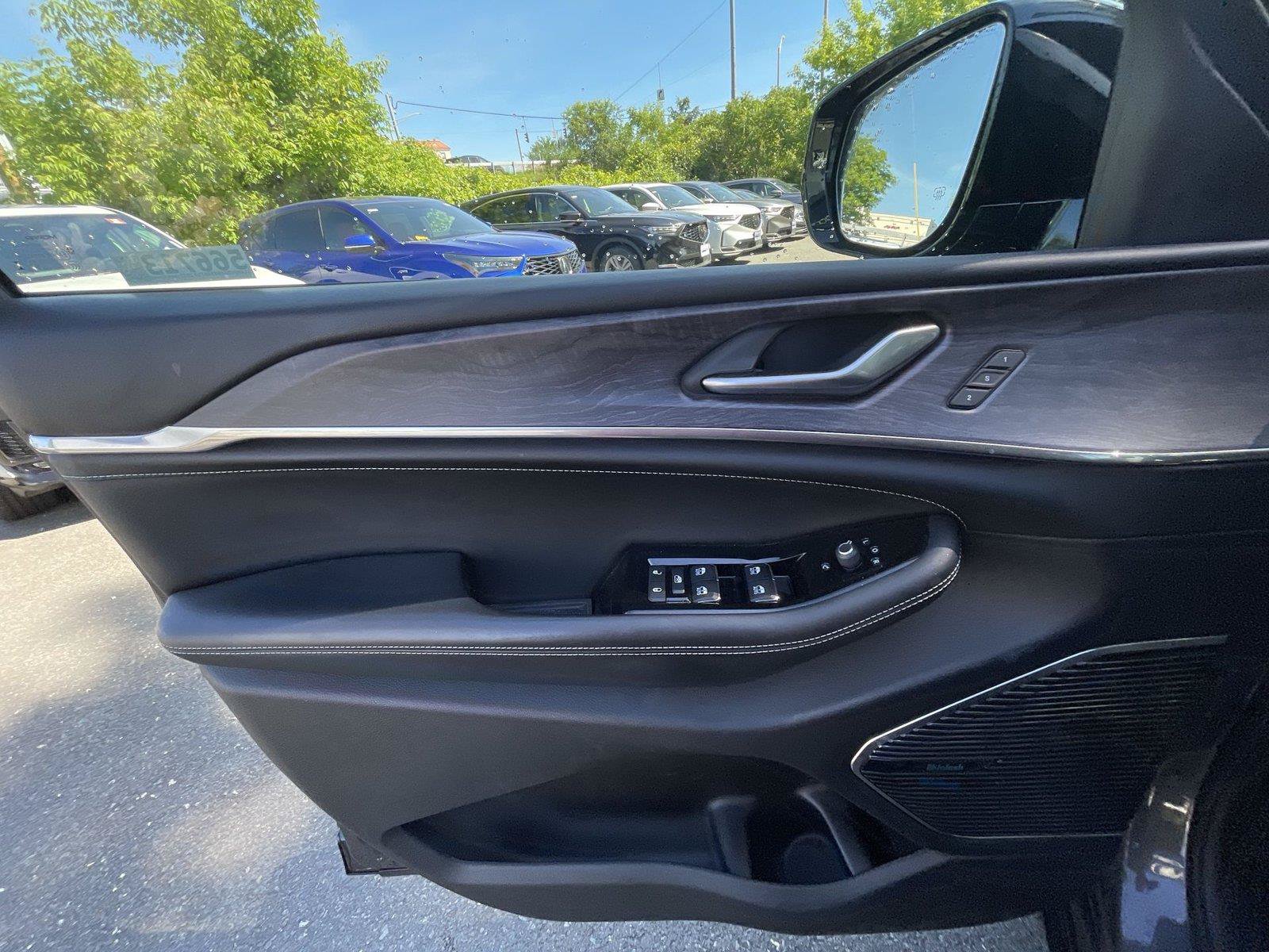 Used 2022 Jeep Grand Cherokee Overland AWD/4WD image 12
