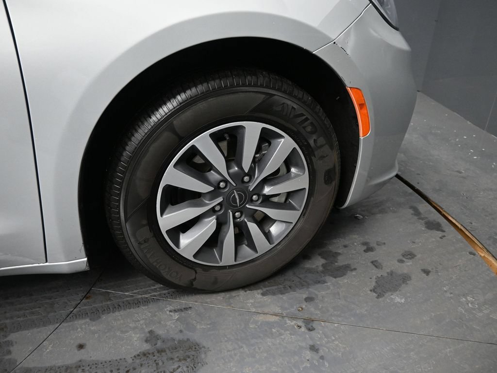 Used 2024 Chrysler Pacifica Limited FWD image 17