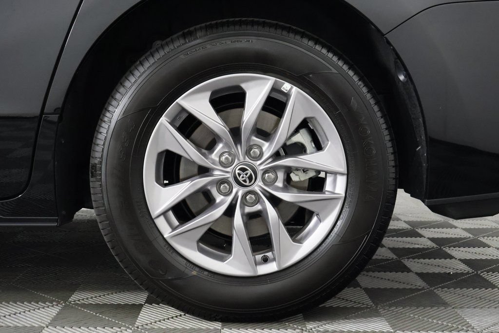 Used 2026 Toyota Sienna LE FWD image 17