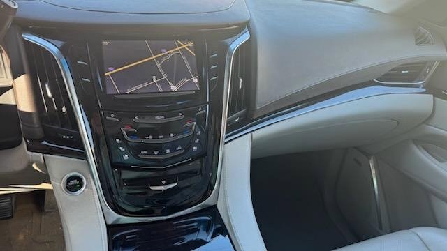 Used 2015 Cadillac Escalade Luxury image 12