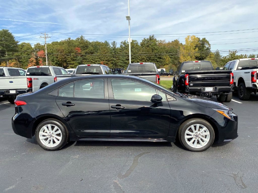 Used 2025 Toyota Corolla LE w/ LE Premium Package FWD image 2