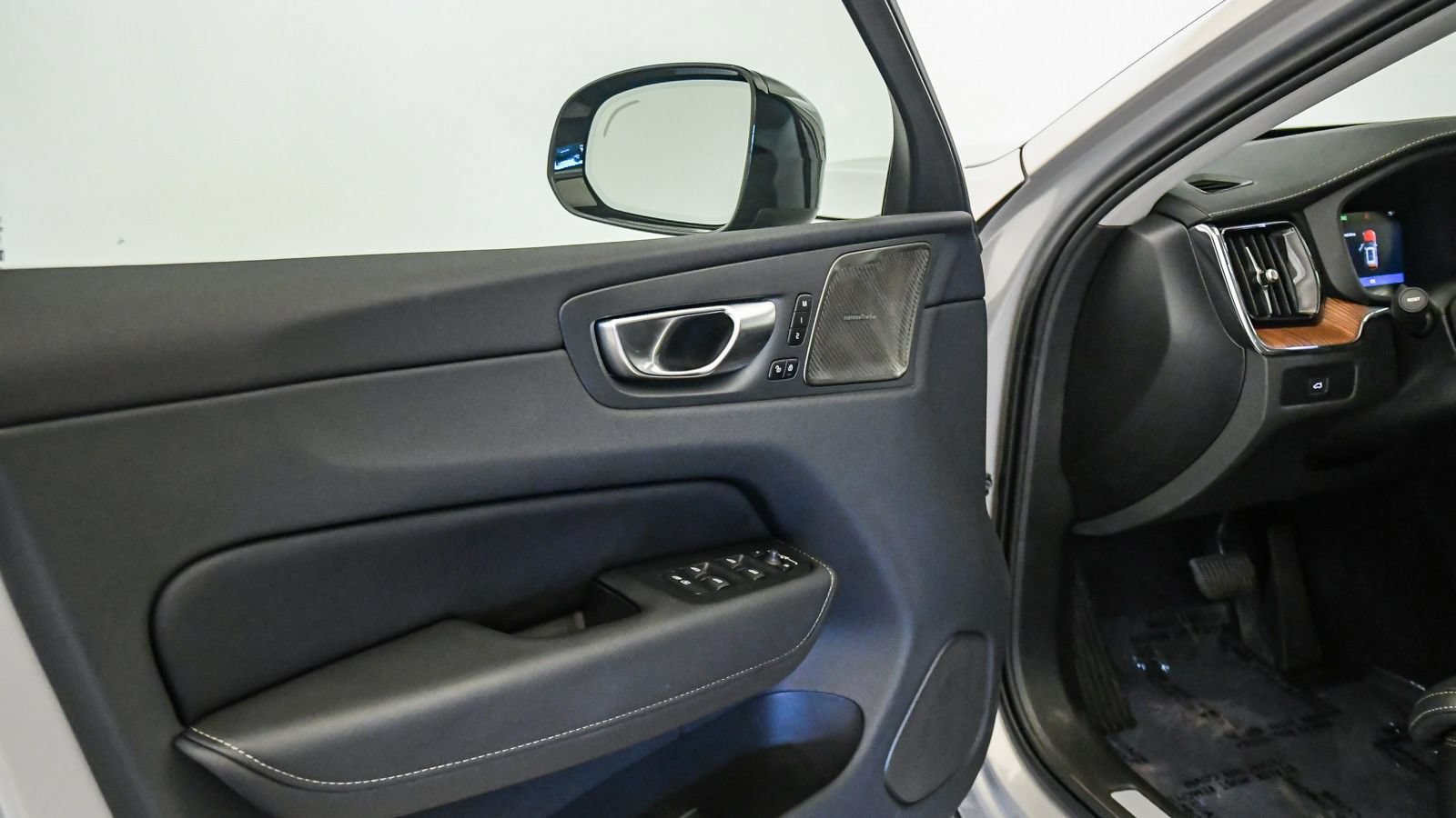 Certified 2023 Volvo XC60 B5 Ultimate w/ Climate Package FWD image 26