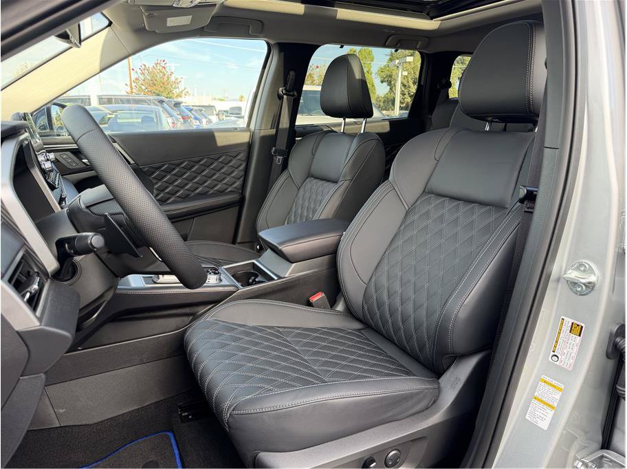 Used 2025 Mitsubishi Outlander 4WD Plug-In Hybrid image 19