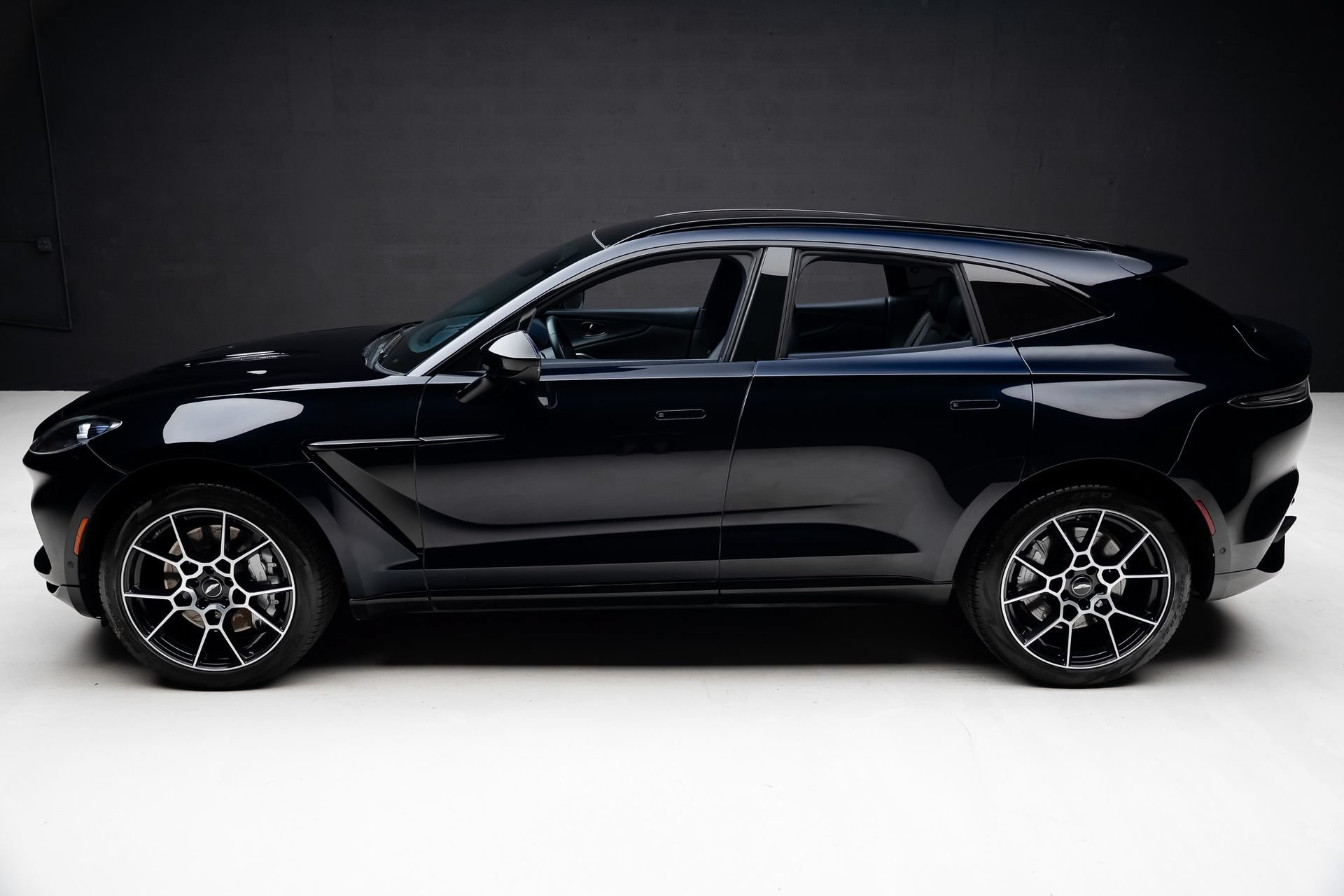 Used 2021 Aston Martin DBX AWD/4WD image 16