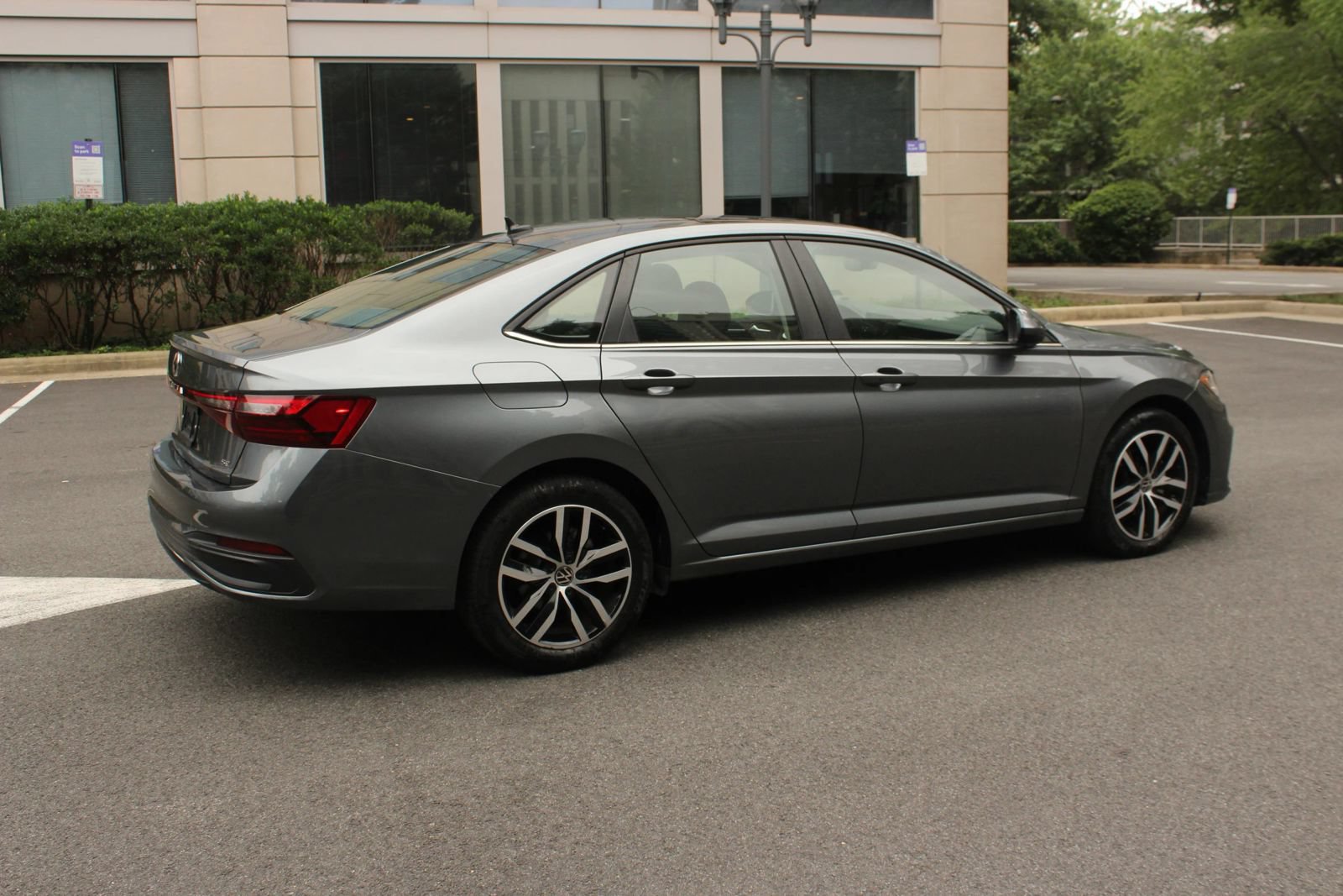 Used 2025 Volkswagen Jetta SE FWD image 7