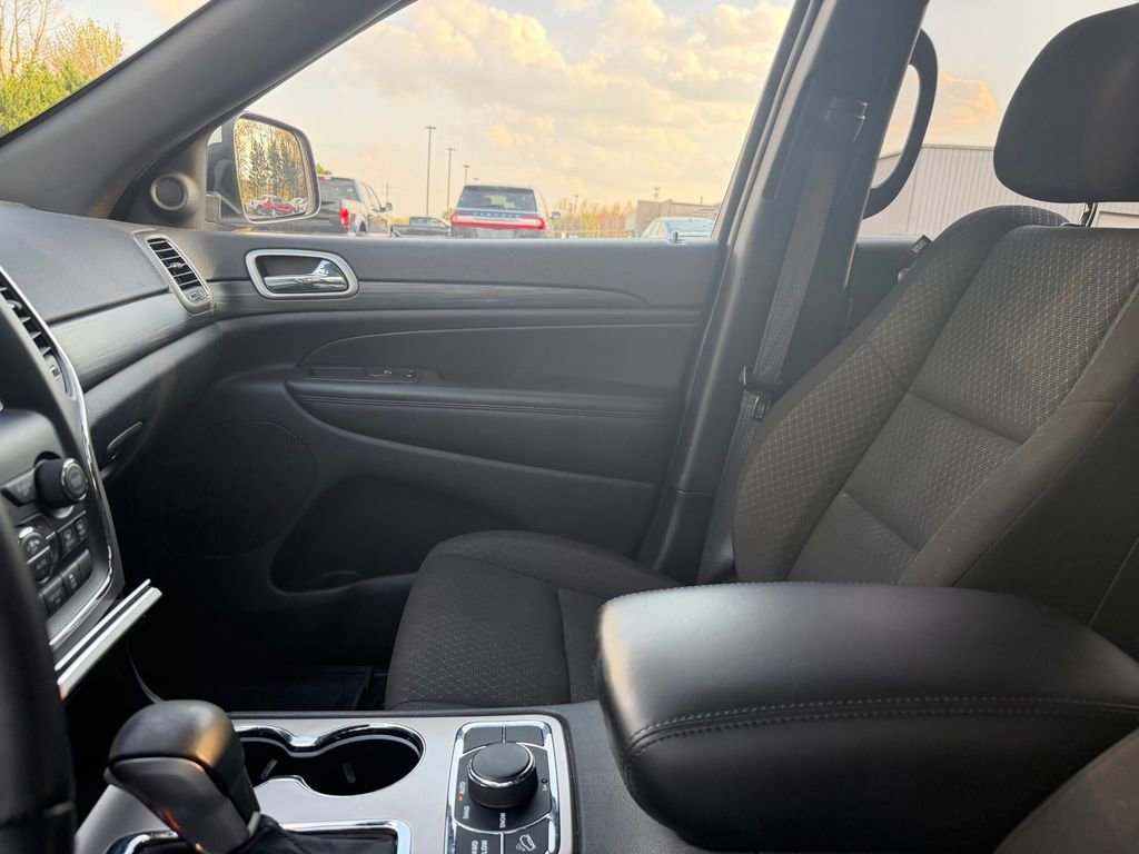 Used 2021 Jeep Grand Cherokee Laredo image 23