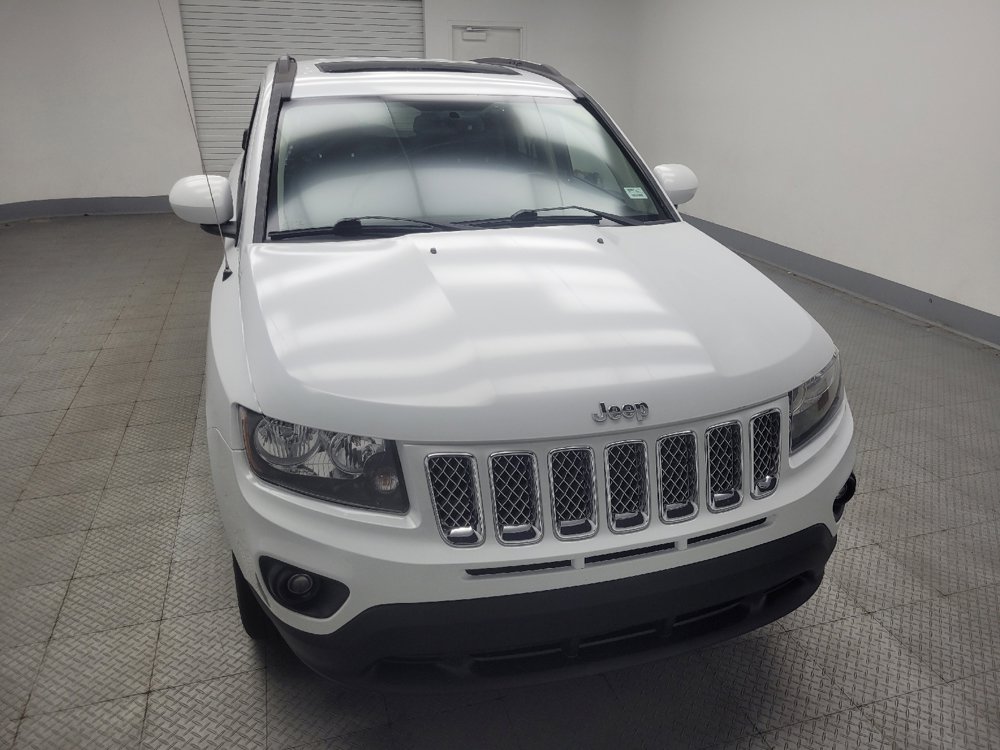 Used 2017 Jeep Compass Latitude w/ Sun/Sound Group AWD/4WD image 14
