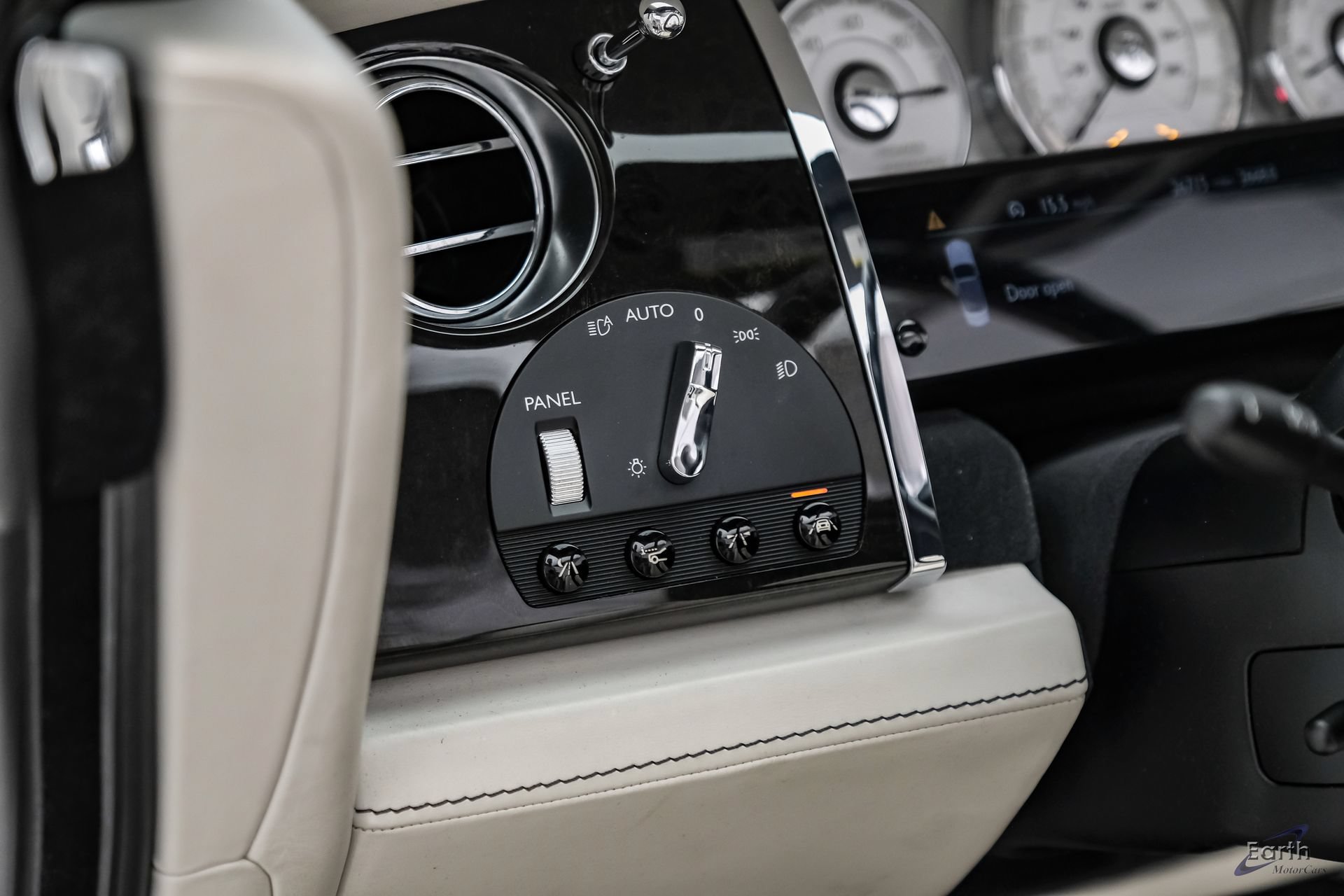 Used 2017 Rolls-Royce Dawn RWD image 64