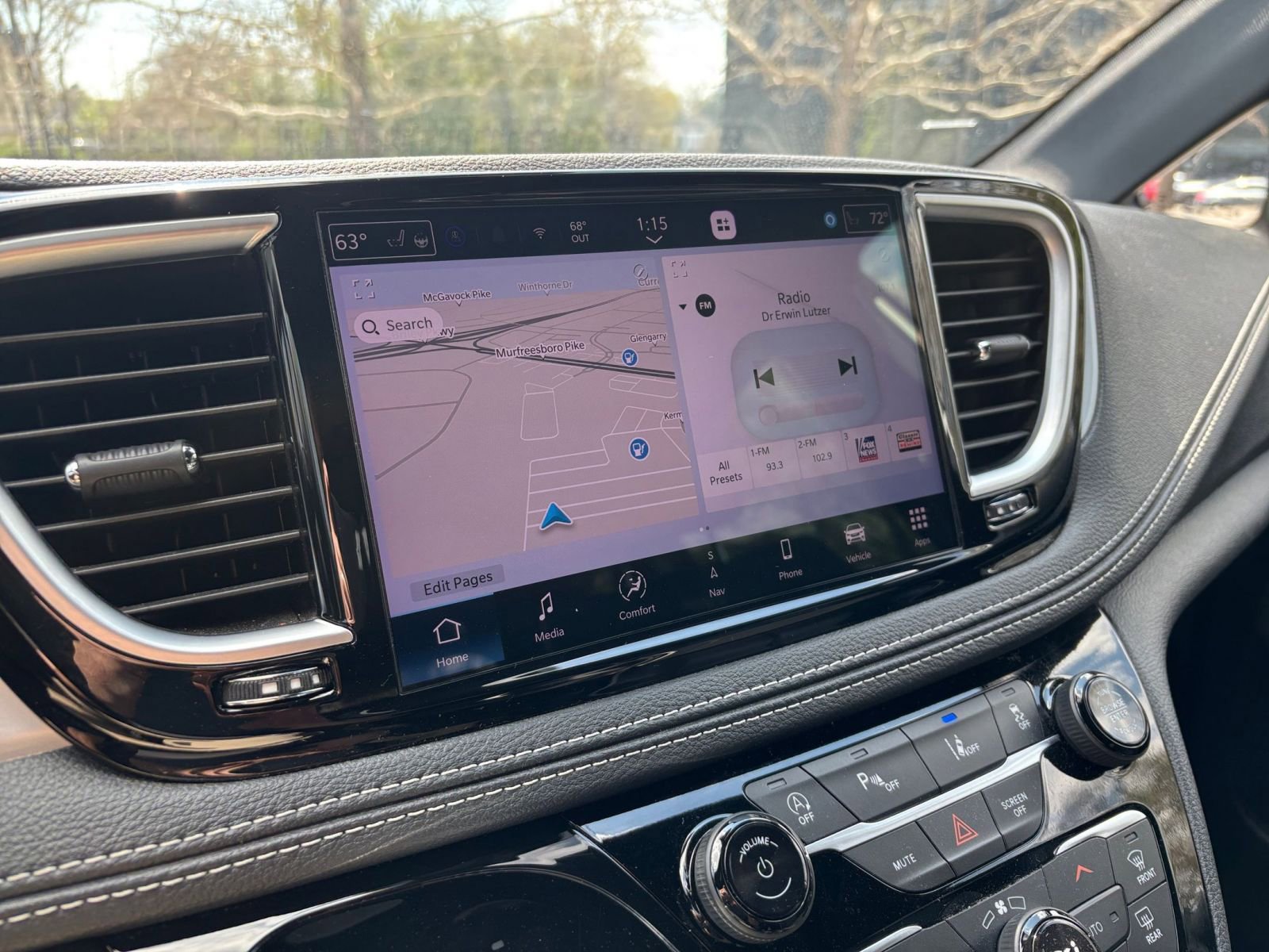 Used 2025 Chrysler Pacifica Limited image 21