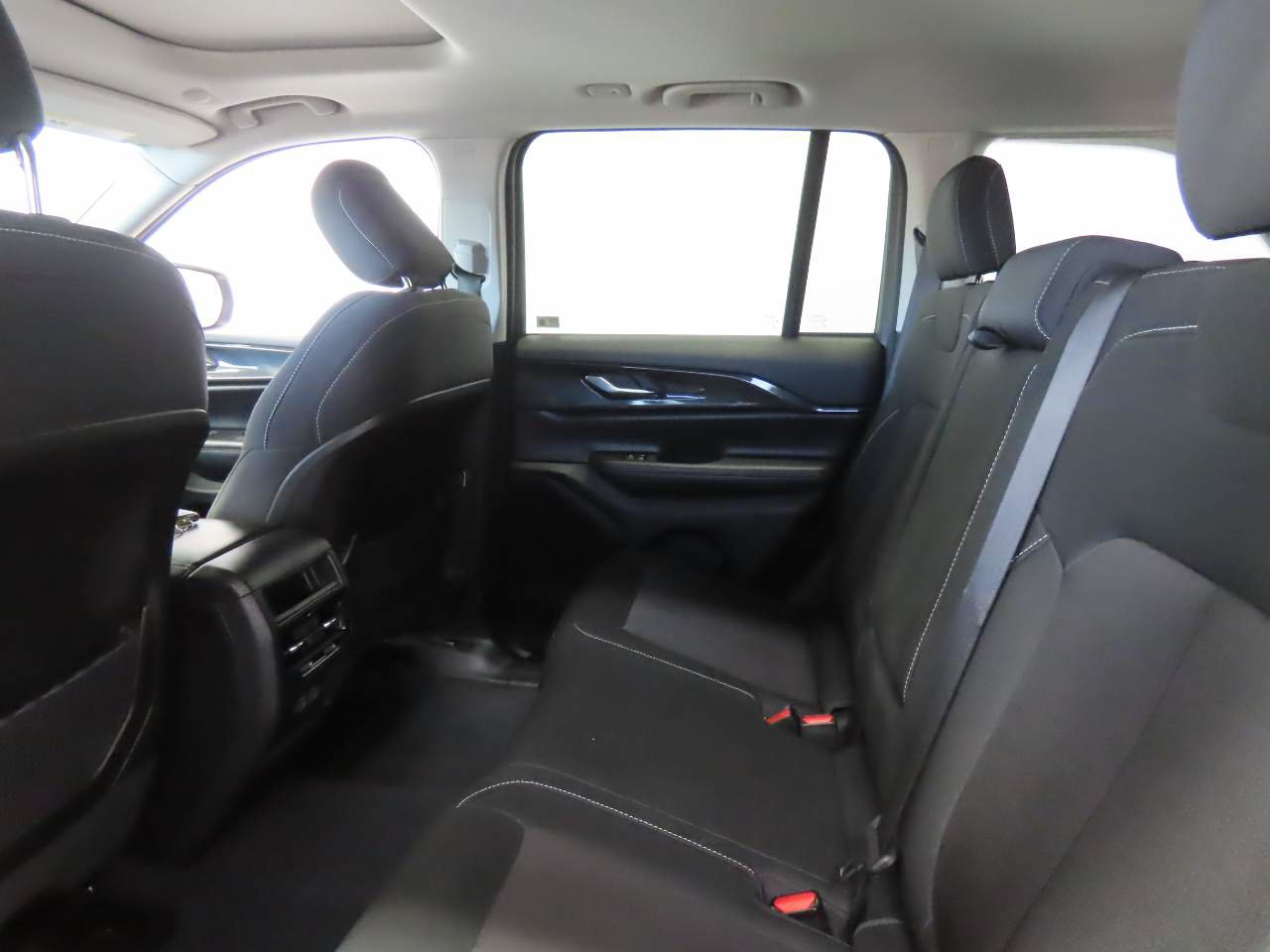 Used 2023 Jeep Grand Cherokee Laredo w/ Luxury Tech Group I RWD image 15
