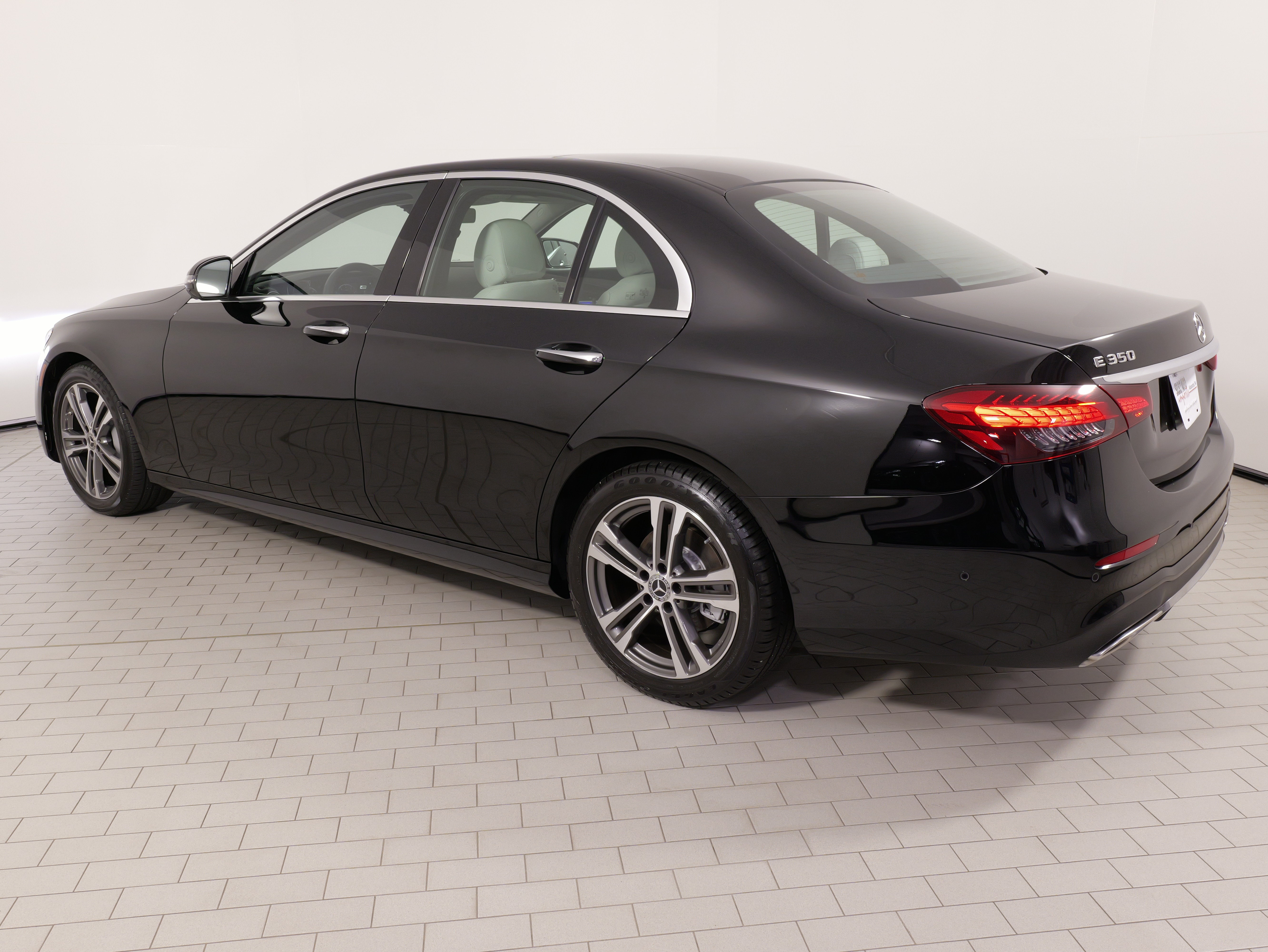 Used 2023 Mercedes-Benz E 350 4MATIC Sedan image 16