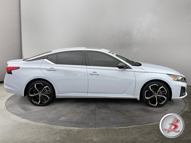 Used 2023 Nissan Altima 2.5 SR w/ SR Premium Package FWD image 8