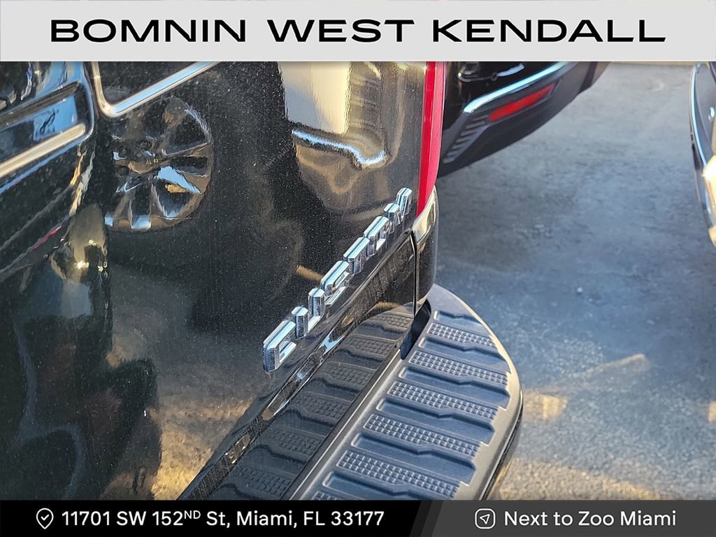 Used 2025 Chevrolet Silverado 2500 Custom w/ Custom Value Package image 4